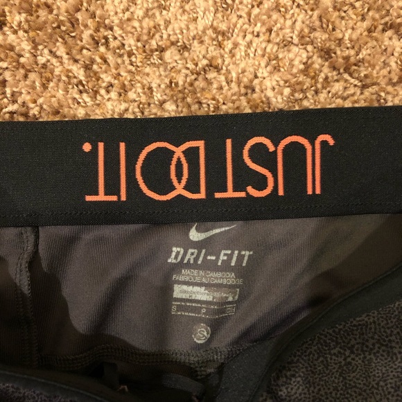 Nike cropped leggings - Picture 2 of 3